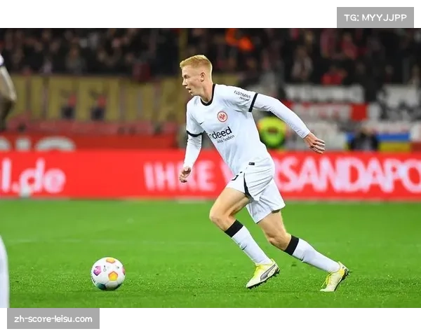 阿尔梅里亚的冬窗标王迅速适应西甲节奏 成为中场防守屏障 阿尔梅里亚的冬窗标王迅速适应西甲节奏 成为中场防守屏障